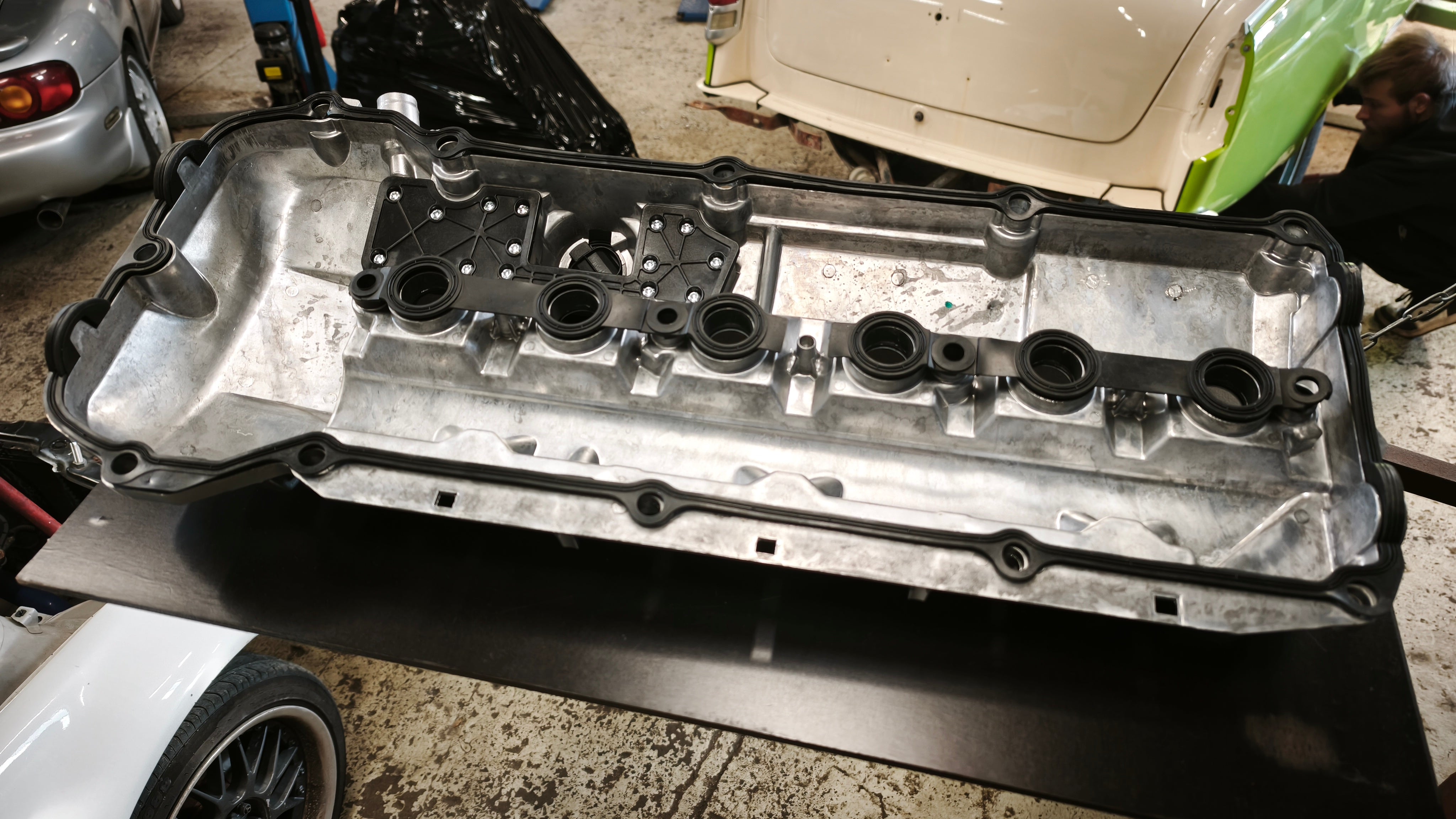 BMW M52TU / M54 aluminium valve cover – early type (11121432928) Secondary image