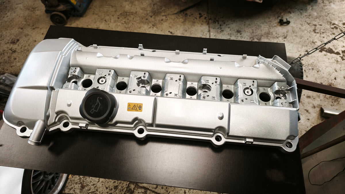 BMW M52TU / M54 aluminium valve cover – top view with oil filler cap Main image