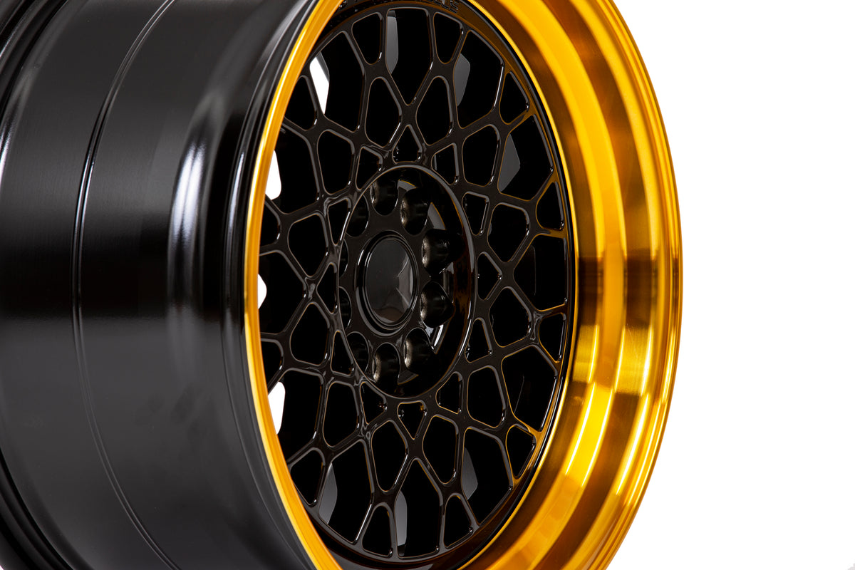 59North D-008 – Gloss Black / Gold Lip